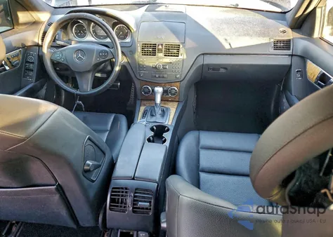 2009 Mercedes-Benz C 350 z USA, uszkodzony, nr VIN WDDGF56X69R041245